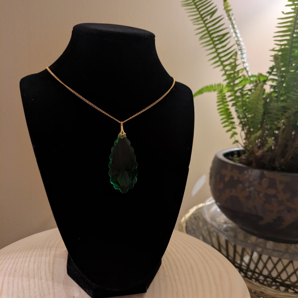 Elegant Green And Gold Pendant Necklace 12 Inches Great Condition